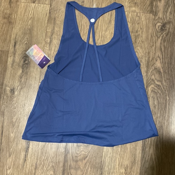 NWT - sports bra and 2 tanks size large - Picture 7 of 7